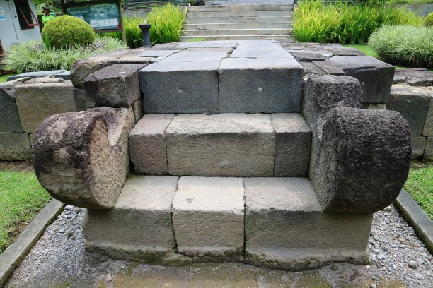 迷你灰色石头楼梯在坎迪merak。中爪哇的寺庙，印度尼西亚。它就放在入口的正前方。图片下载