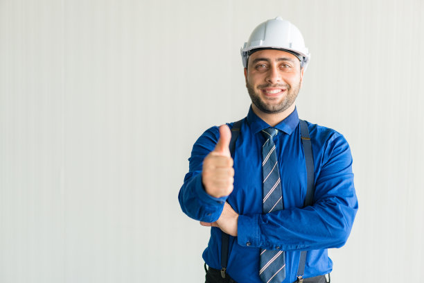 工程师大拇指向上标志孤立在灰色背景图片下载