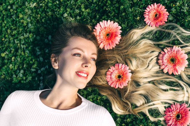 漂亮的女人，长头发，戴着粉红色的花。图片下载