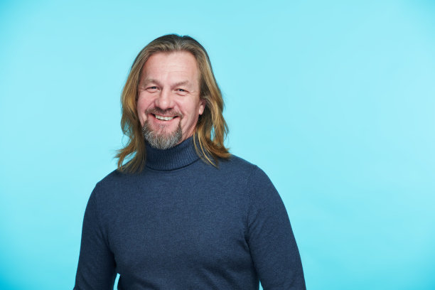 帅哥对着镜头微笑图片下载