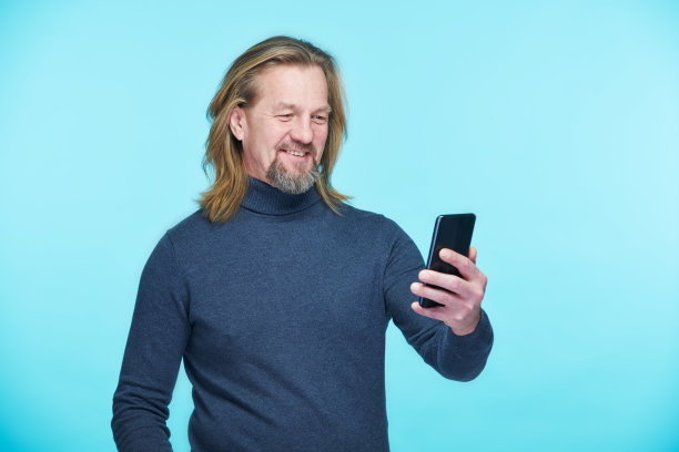 男子用智能手机进行视频通话图片下载