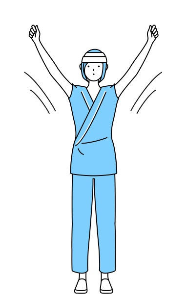 女住院病人穿着病号服，头上缠着绷带，做电台健美操，为预防事故做准备图片下载