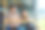 快乐的小女孩和她的爸爸坐在公共汽车上。图片下载