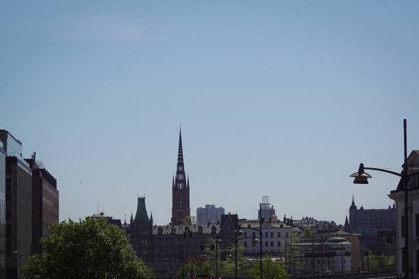 晴空映衬下的城市建筑图片下载