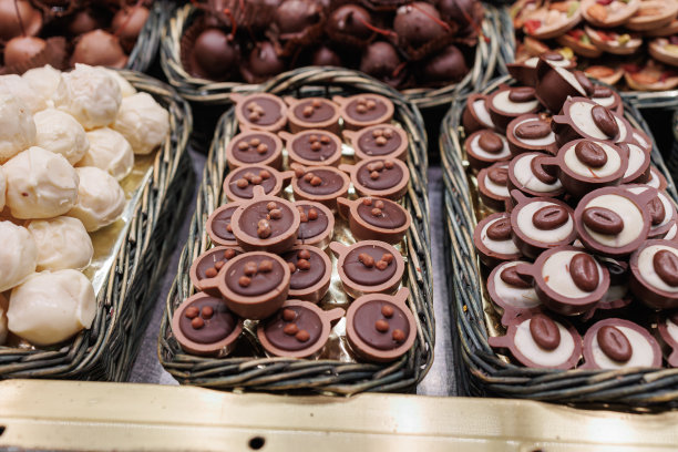 柳条篮子里的巧克力图片下载