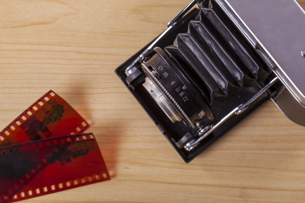 木桌上的复古相机图片下载