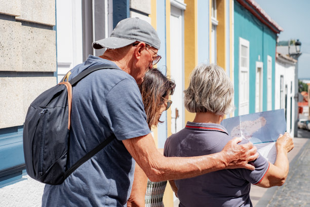 白种人老年旅游团的后视图，看地图，享受休闲旅游的阳光图片下载