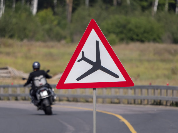 红色三角警告标志提醒这里是低空飞行区图片下载