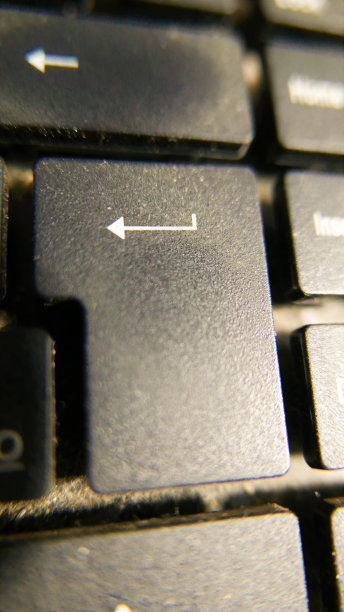 回车键，特写。无线键盘。尘土飞扬的键盘。电脑键盘。肮脏的键盘图片下载