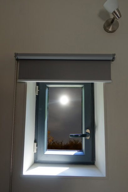 从公寓窗户里拍摄的满月之夜的明亮灯光图片下载