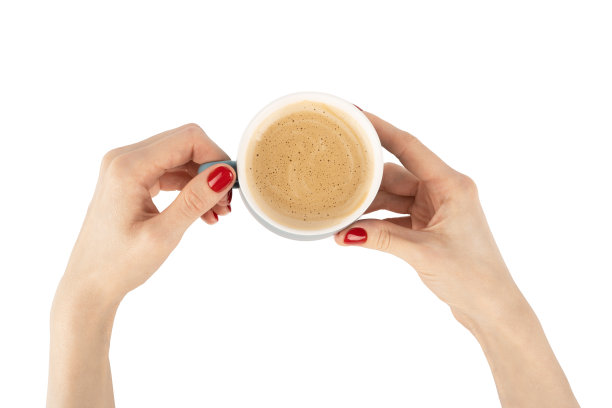 涂着红色指甲的女人拿着一个咖啡杯，孤立在白色的背景上，有修剪的路径图片下载
