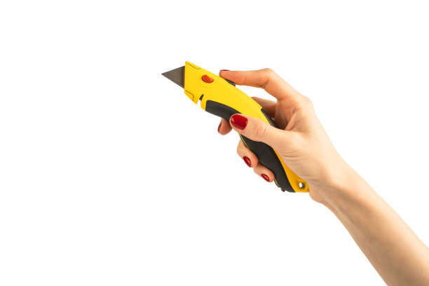 在白色背景上被隔离的女性手中的切割刀片或拆卸刀片多用刀。图片下载