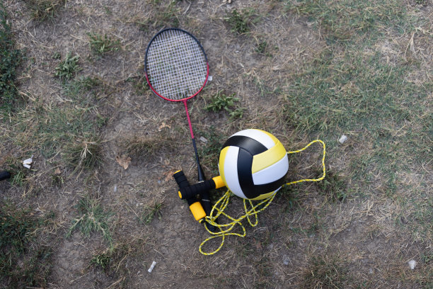 公园里一场比赛的运动器材的特写照片。图片下载