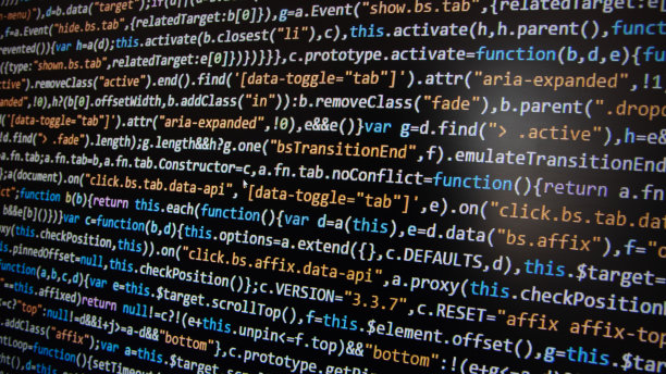 软件开发。程序员在电脑显示器上编码。特写镜头。黑色背景上的计算机程序代码。高质量照片图片下载