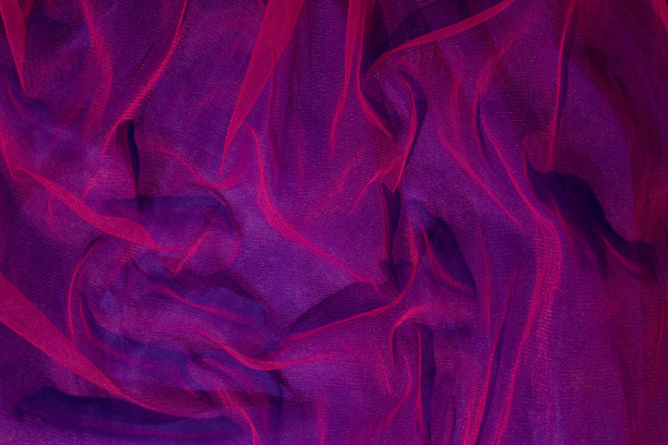 优雅的壁纸由鲜艳的粉红色薄纱织物在紫色的背景。审美时尚，热爱设计。图片下载