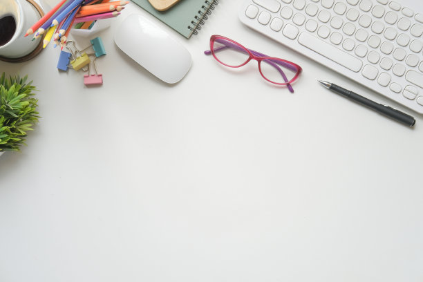 白色办公桌上的眼镜、键盘、鼠标和咖啡杯俯视图。为你的文本复制空间。图片下载