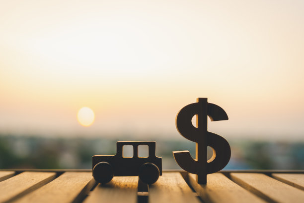 木制汽车模型，美元符号带有阳光，概念，象征购买新车，汽车为现金，车辆为汽车维修服务保养。图片下载