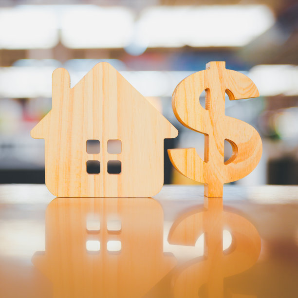符号美元和房子标志图标木制的木桌。房屋利息，房地产，通货膨胀投资的概念。图片下载