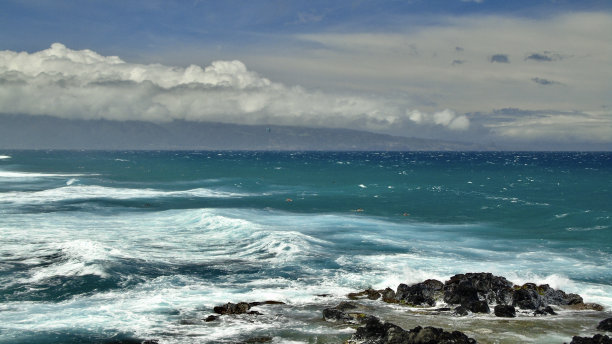 冲浪者们在茂宜岛上帕伊亚附近的ho'okipa海滩公园等待完美的海浪。图片下载