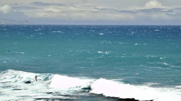 冲浪者在夏威夷茂伊岛上的帕伊亚附近的ho'okipa海滩公园冲浪。图片下载
