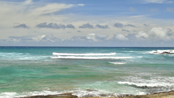 surfers brave the waves at ho'okipa beach park near pāʻia on the island of maui,图片下载