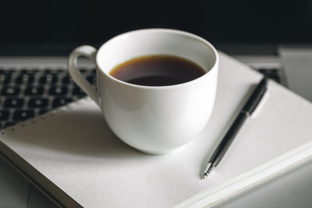 一杯咖啡，记事本和笔记本电脑，办公室工作概念。图片下载