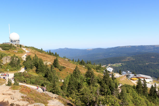 Panorama view of mountain Großer Arber summit with radar dome (radome) and summit station of gondola lift (cable car) in Bavarian Forest, Germany图片下载