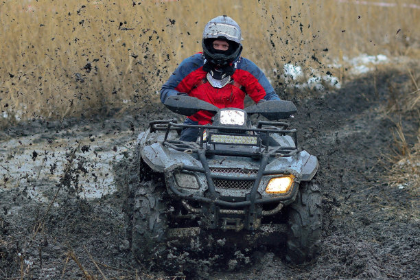 越野车在泥和水上的极限骑行图片下载