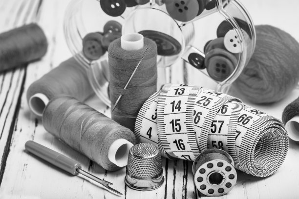 针线、纽扣、缝衣针和单色卷尺的缝纫套件图片下载