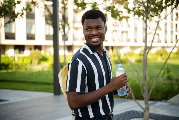 一个快乐的非洲裔美国年轻人在散步的肖像图片下载