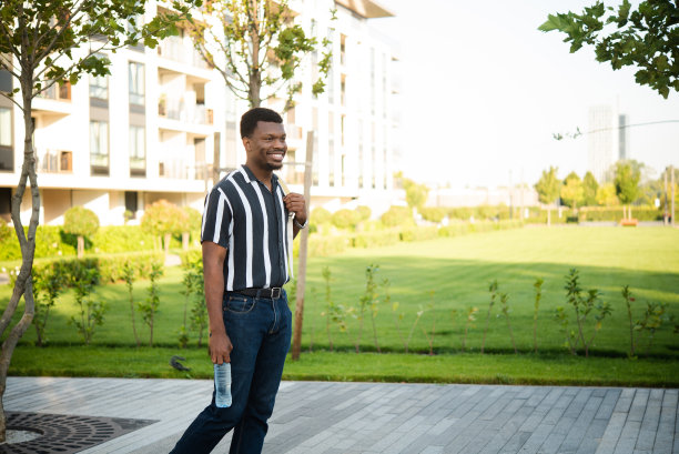 一个年轻的非裔美国人享受散步的肖像图片下载
