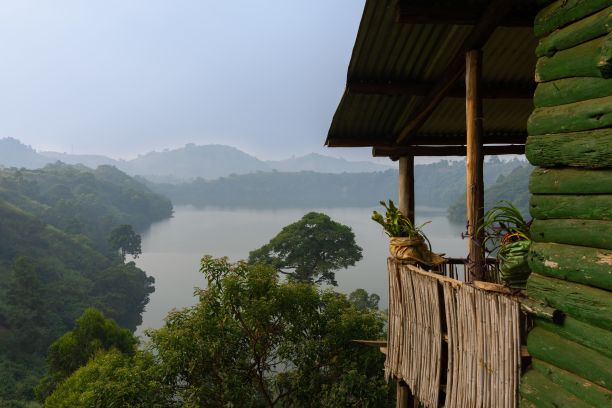 带阳台的木屋在山区俯瞰河流图片下载