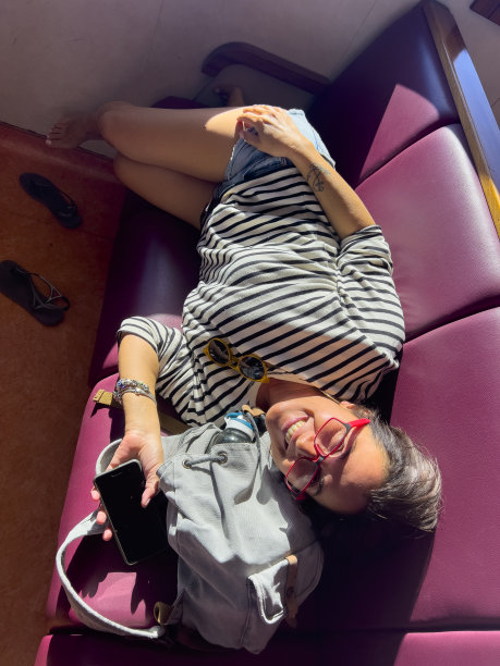 俯视大笑的女人图片下载