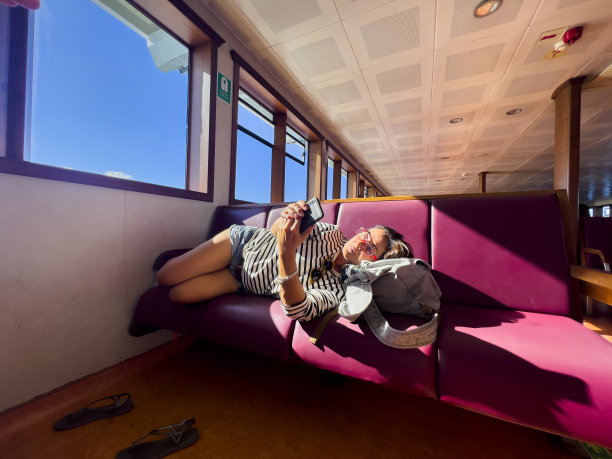 女人侧卧，看手机，侧视图片下载