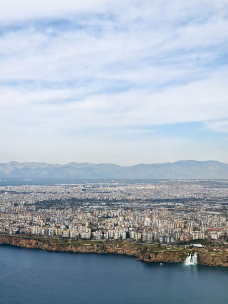 从飞机上俯瞰安塔利亚市图片下载