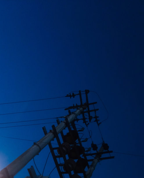 电线杆上的夜晚可以看到蓝天图片下载
