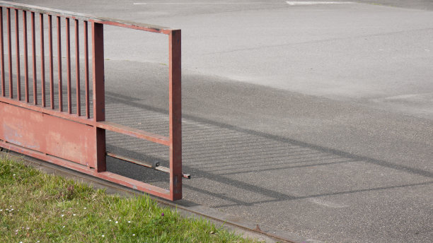 工业区红色金属门图片下载