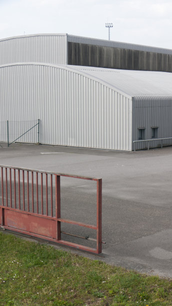 工业区红色金属门图片下载