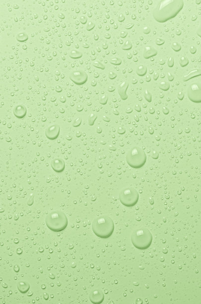 绿色背景上的胶束水或化妆品补品。特写，微距摄影图片下载