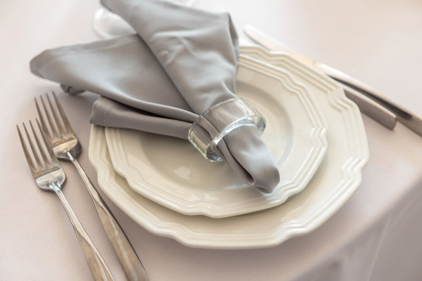 表设置。空间的内部是阁楼式的桌子图片下载