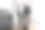 幸福的早晨。迷人的年轻女子在公寓镜子前伸展身体。图片下载