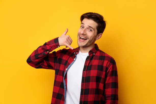 一个微笑的男人做着叫我的手势图片下载