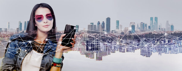 年轻女子手持智能手机，屏幕空无一物图片下载