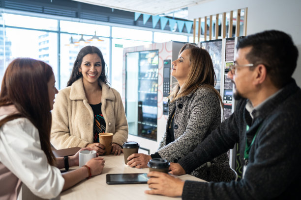 同事们在办公室的咖啡店里聊天喝咖啡图片下载
