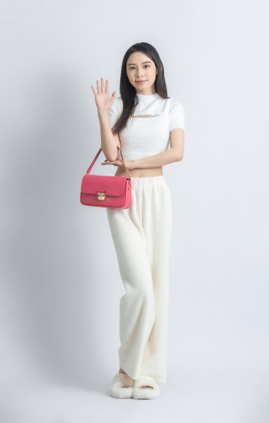 美丽的女模特在时装工作室摆姿势图片下载