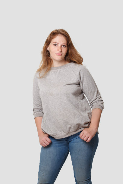 成功的中年漂亮成年女性站在白色的工作室肖像上图片下载