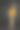 背着橙色双肩包的小女孩站在那里，在黑色的学校黑板上写字。回到学校，接受教育，学生，学生图片下载