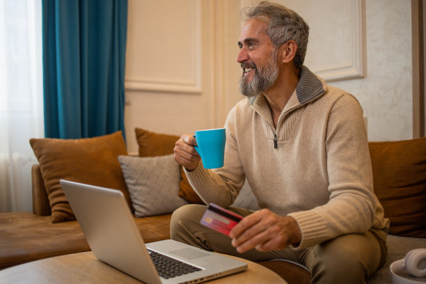 男人用她的信用卡在网上购物图片下载