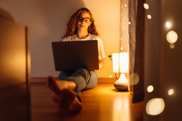 年轻女子在家里用笔记本电脑。在线教育。图片下载