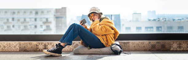 网红女孩看手机打视频电话，拍视频博客图片下载